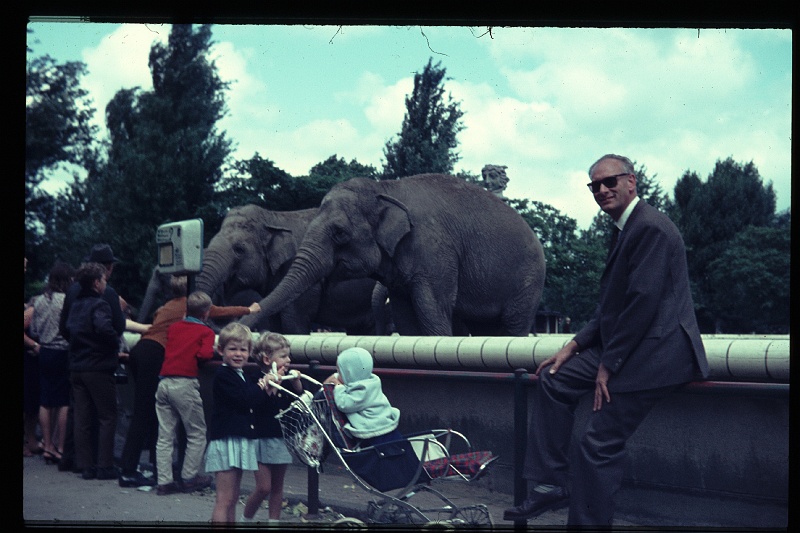 32.Blijdorp aug 1966 Papa,Brigitte,Marion,Peter.JPG